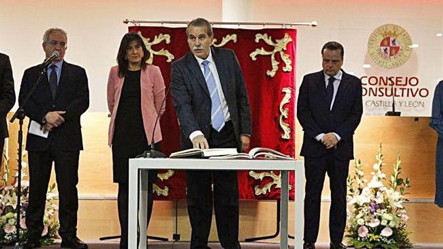 Agustín Sánchez de Vega toma posesión arropado por (desde la izquierda): Raúl de la Hoz, Óscar Reguera, Ana Sánchez, Mario Amilivia y María Valle Ares.