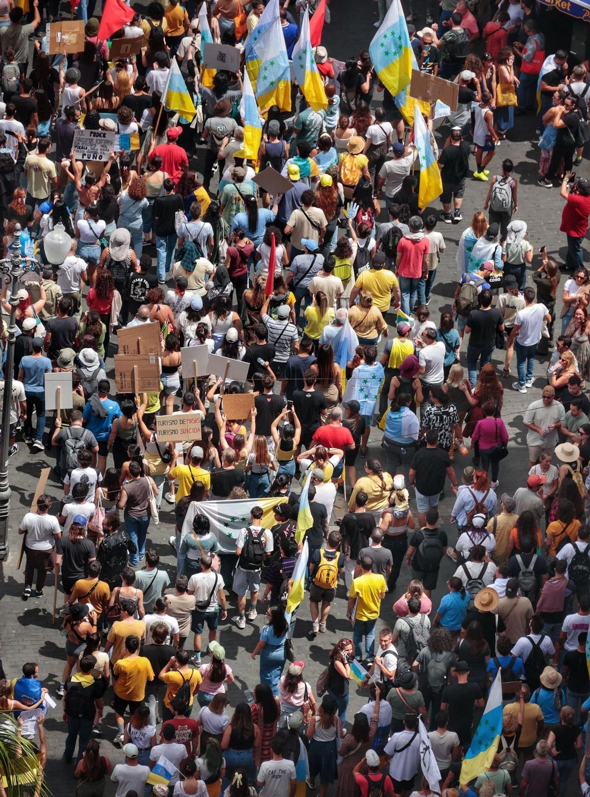 Manifestación que recorrió este sábado las calles del centro de Santa Cruz contra el turismo de masas. | | MARÍA PISACA