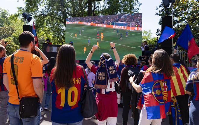 ¡Locura en Bilbao! Miles de aficionados y ambientazo en la fan zone del Barça