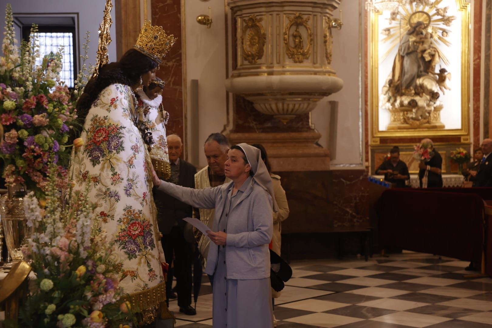 Comienza el besamanos a la virgen