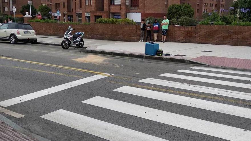 La motocicleta y el coche implicados, en el lugar del accidente.