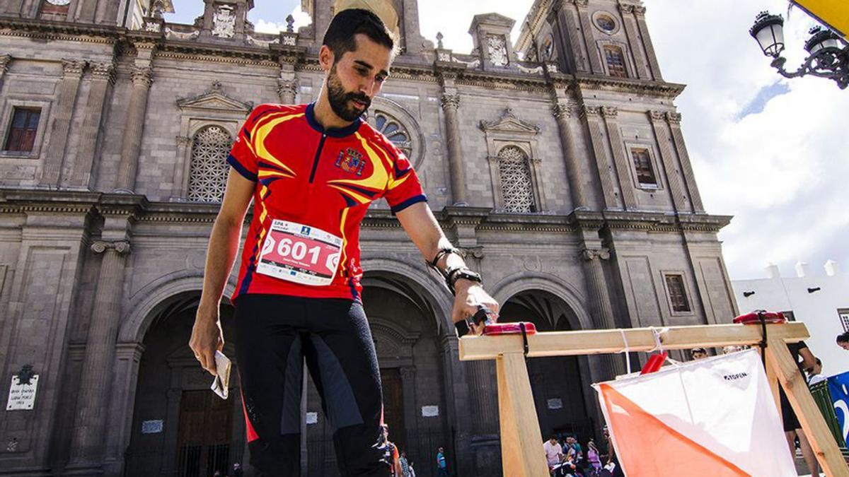 David Pérez, el campeón, ayer en la Plaza de Santa Ana de la capital. | | YAIZA MEDEROS