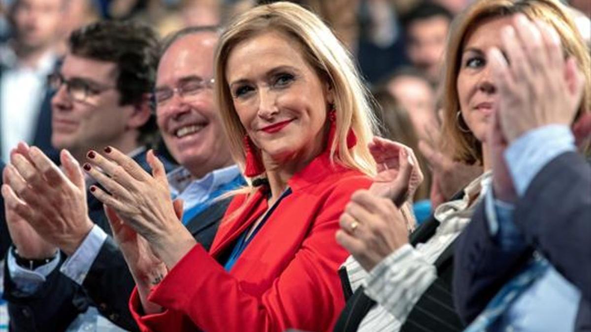 Cifuentes, entre Pío García-Escudero y Cospedal, ayer en Sevilla.