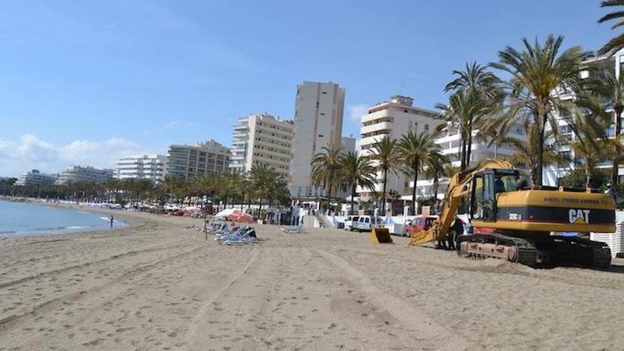 Las máquinas comenzaron a trabajar sobre la playa.