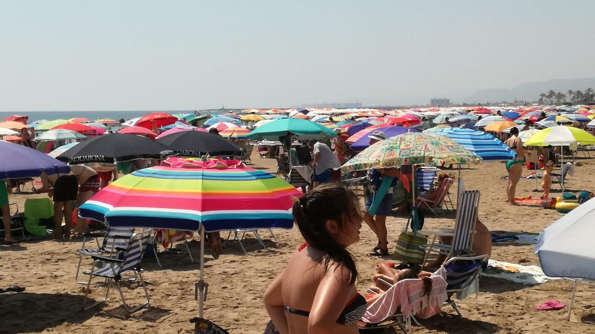 Mar de sombrillas en la playa de Cullera.