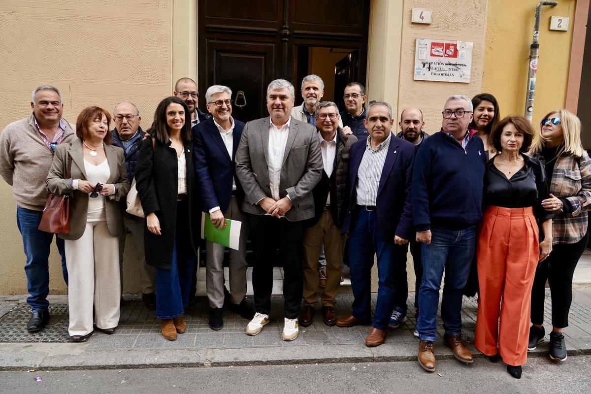 Josele Aguilar es recibido por otros compañeros antes de la presentación de su candidatura.