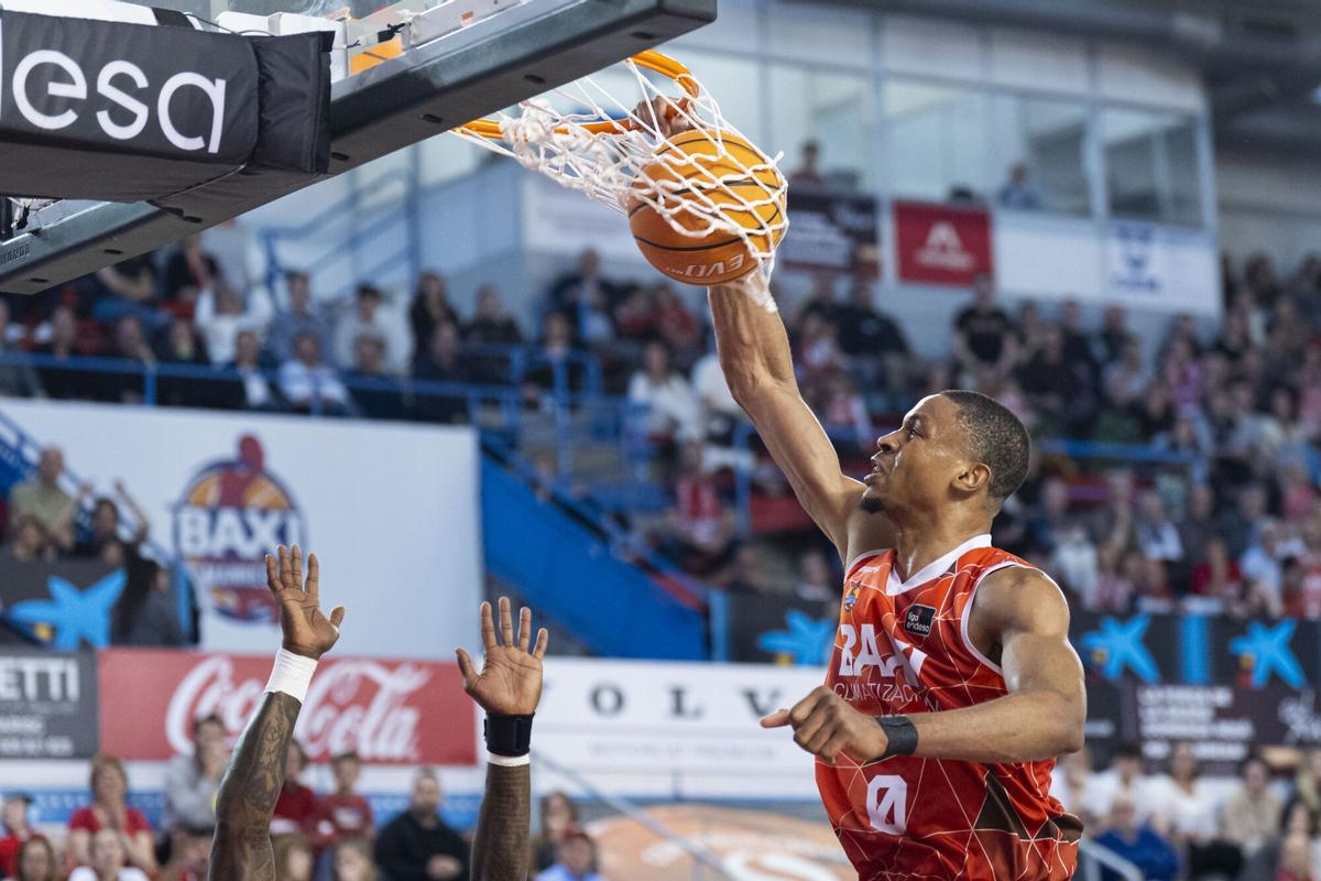 El pívot nigeriano del Baxi Manresa Kaodirichi Akobundu-Ehiogu machaca una canasta durante el partido de la jornada 23 de la Liga Endesa entre el Baxi Manresa y el Ucam Murcia.