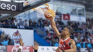 El pívot nigeriano del Baxi Manresa Kaodirichi Akobundu-Ehiogu machaca una canasta durante el partido de la jornada 23 de la Liga Endesa entre el Baxi Manresa y el Ucam Murcia.