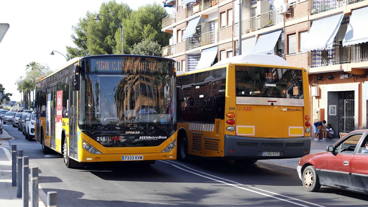 Dos autobuses metropolitanos se cruzan en un municipio, en una imagen de archivo.