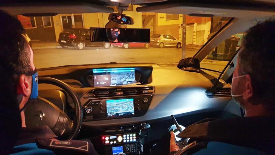 Vigilancia desde un coche patrulla en Galicia en horario de toque de queda.