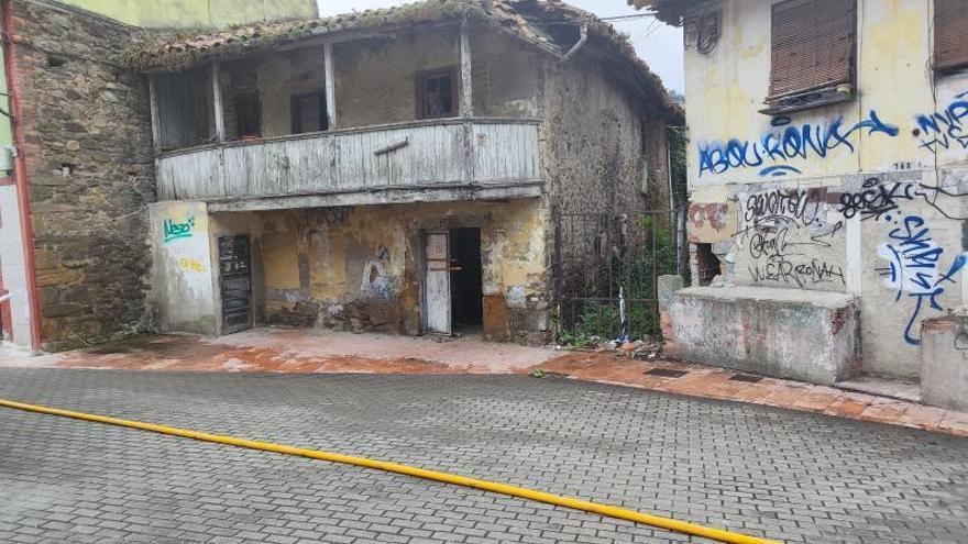 Los vecinos de Mieres exigen el derribo de las casas en ruina del barrio de La Villa