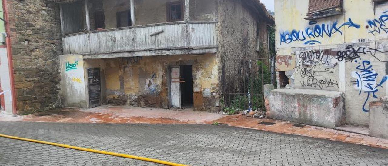 Dos casas en ruina en el barrio de La Villa, en Mieres. | A. Velasco