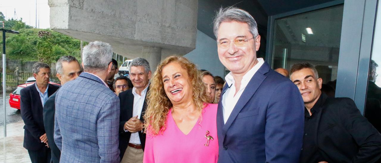 La presidenta de la Diputación, Carmela Silva, y el alcalde de O Grove, José Cacabelos, en la inauguración del Auditorio Municipal.