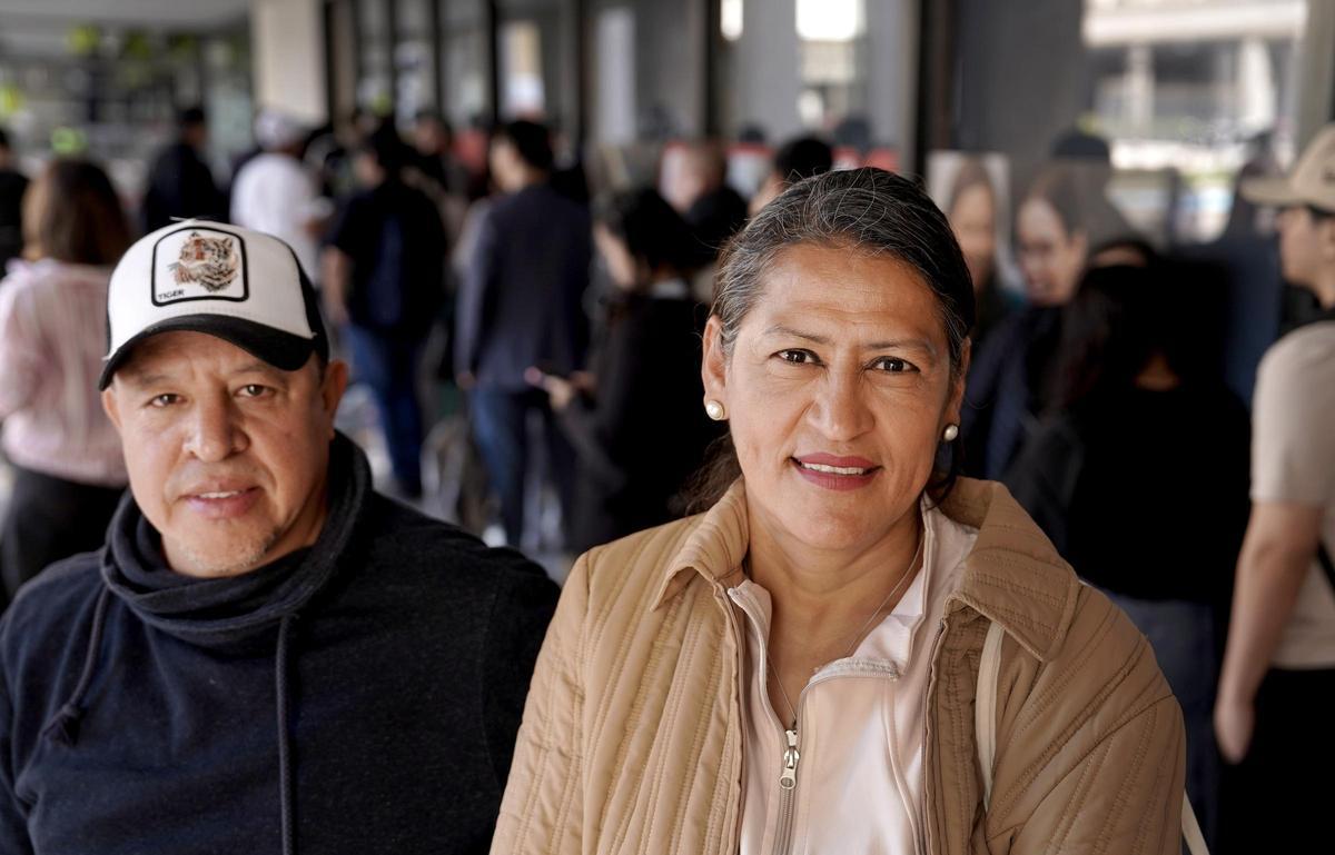 Enma y su marido esperan a ser atendidos en el Consorcio Regional de Transportes de Madrid.