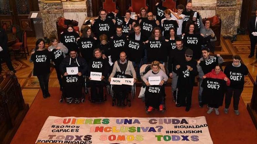 El salón de plenos abre sus puertas a una comedia sobre la inclusión social