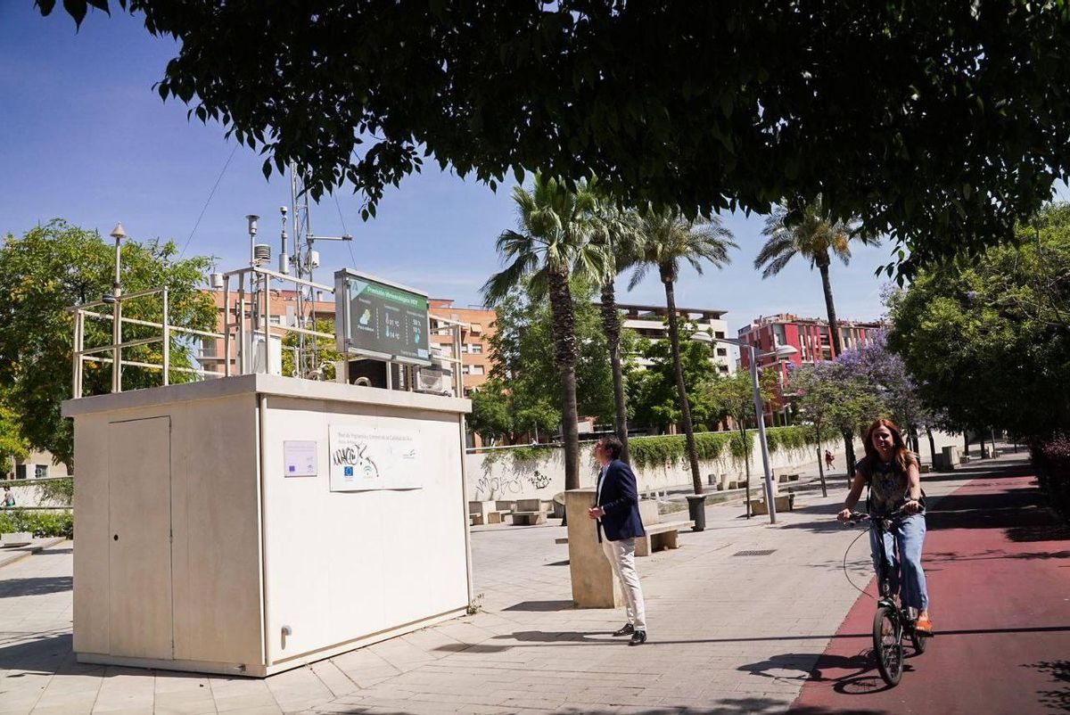 El candidato del PP, José María Bellido, junto a una estación medidora de contaminación en el Vial.