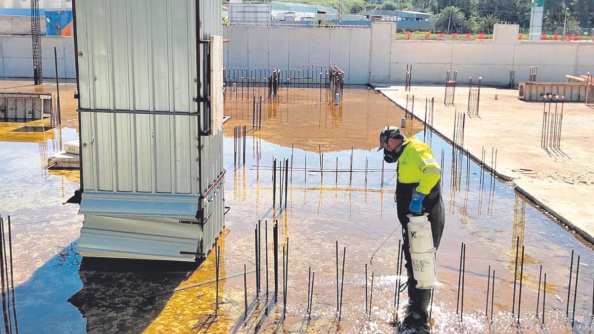 Un trabajador trabaja en la eliminación de larvas de mosquitos en una zona encharcada.