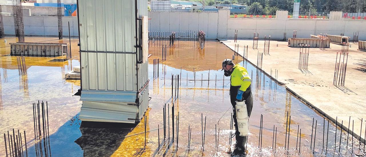 Los trabajadores de Lokímica trabajará n en los encharcamientos para evitar la proliferación de larvas y la eclosión de mosquitos