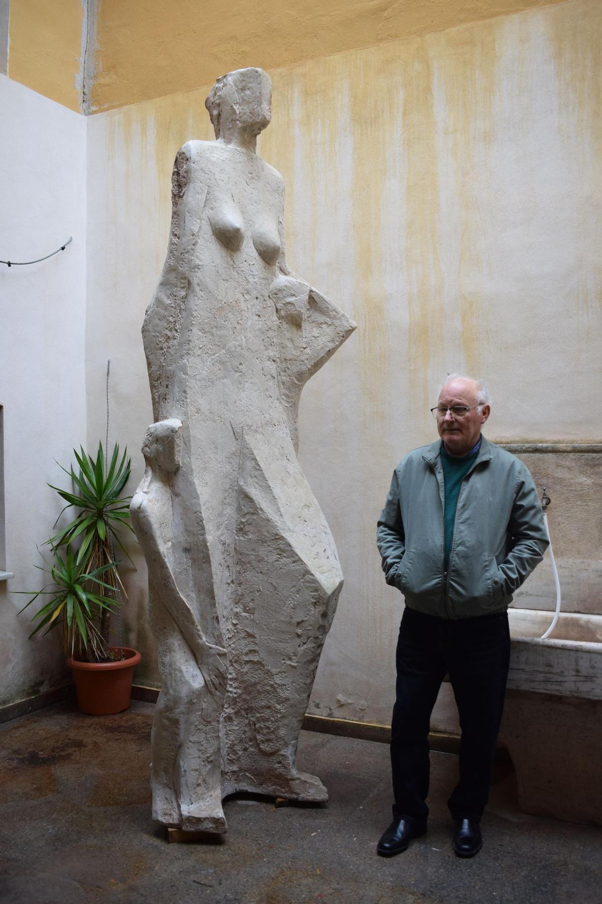 El escultor junto a una de sus figuras "monumentales", de dos metros y sesenta centímetros