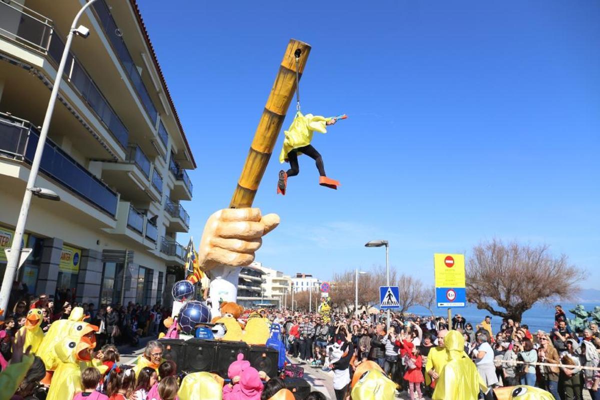 El carnaval de l'Escala en una imatge d'arxiu