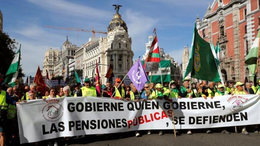 Miles de pensionistas protestan por las calles de Madrid