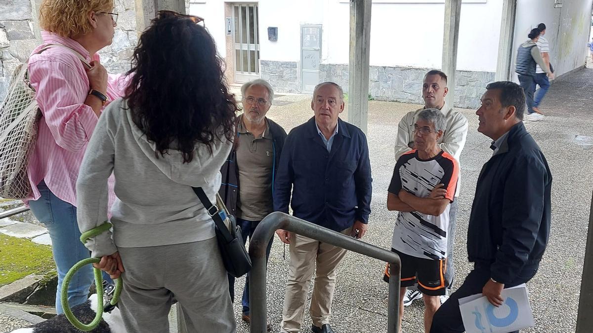 Representantes del Partido Popular con vecinos del Barrio de las Flores
