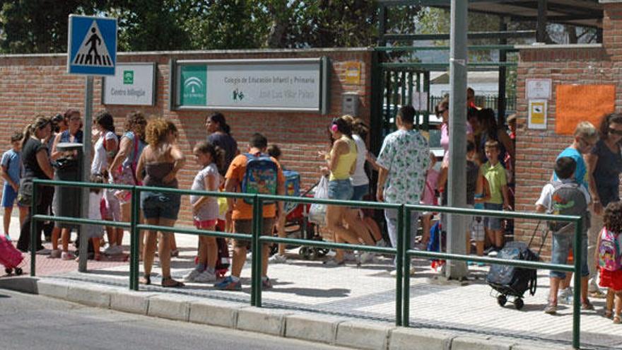 La Junta reubica a más de 500 alumnos por grietas en un colegio de Vélez-Málaga