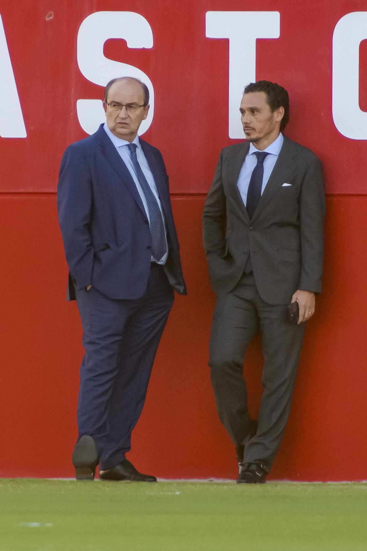 Diego Alonso dirige su primer entrenamiento con el Sevilla en su estreno en Europa