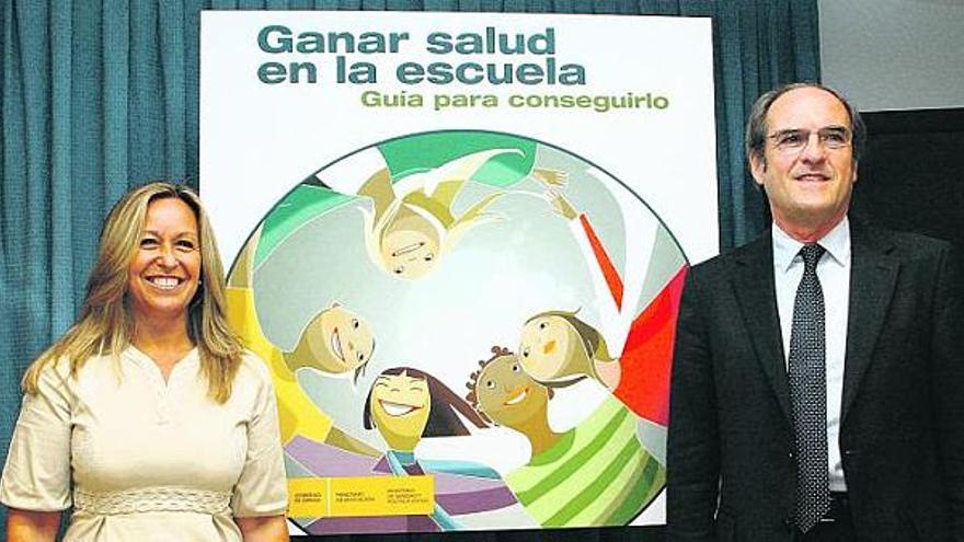 Trinidad Jiménez y Ángel Gabilondo, ayer, en la presentación de la campaña de salud en la escuela.