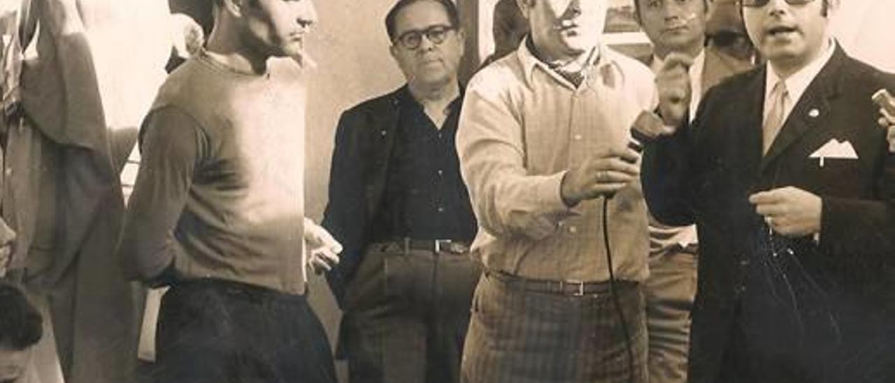 Manolet (primero de pie por la izquierda) en el instante en el que Tarruella le presenta como técnico en 1969.