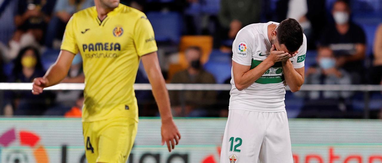 Lucas Pérez se lamenta ante Pedraza, durante el partido de este miércoles en Villarreal