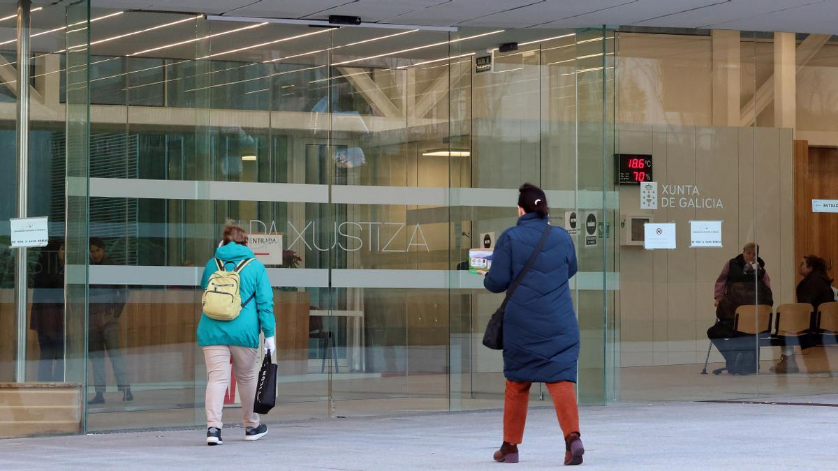 Gente entrando en la Ciudad de la Justicia de Vigo, donde se celebró el juicio.