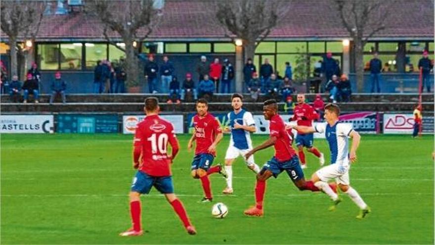 Sana condueix la pilota envoltat per jugadors de l&#039;Hèrcules en el partit d&#039;ahir a Olot.