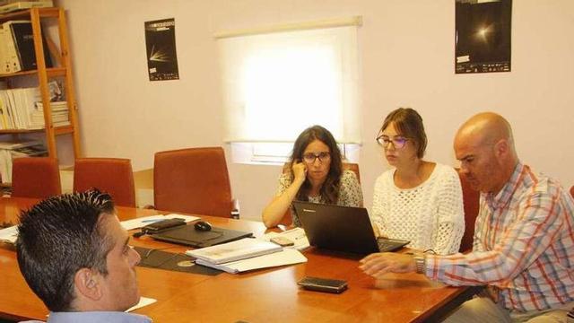 Un momento de la mesa de contratación de ayer, en la sala de reuniones del Concello. // Santos Álvarez
