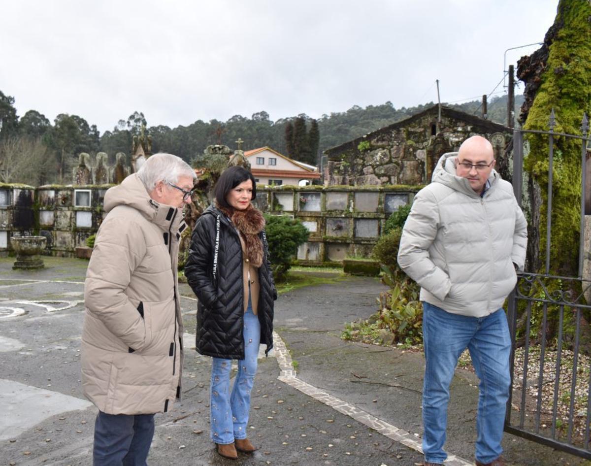 La alcaldesa, Nidia Arévalo, en el cementerio viejo de Pereiras, cuya mejora también está incluida en el proyecto integral.