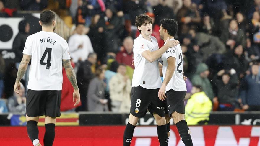 El Valencia remonta con épica y el Alavés se queda sin premio en el estreno de Quique