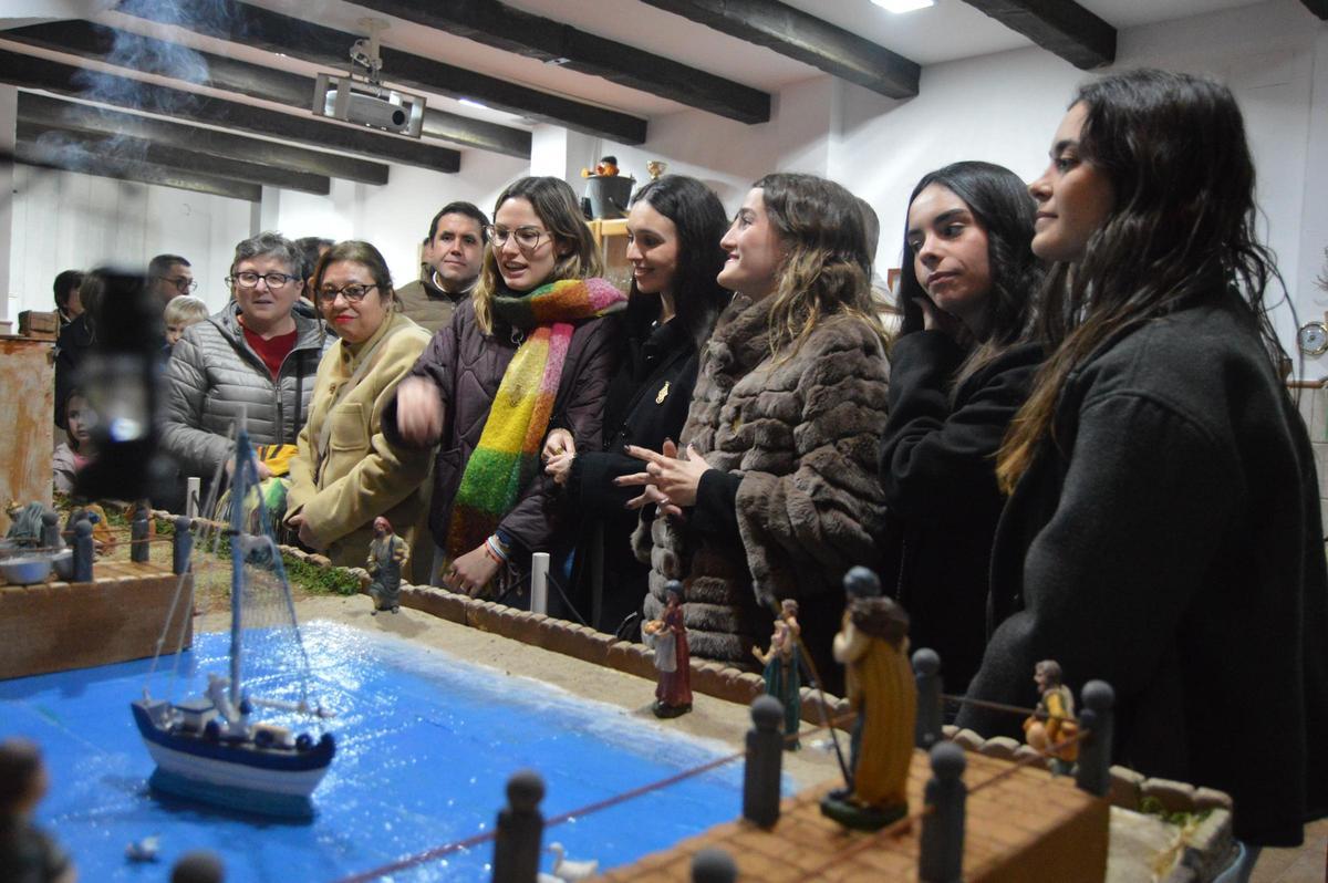 Fotogalería I El presidente de la Junta de Festes de Vila-real inaugura su espectacular belén