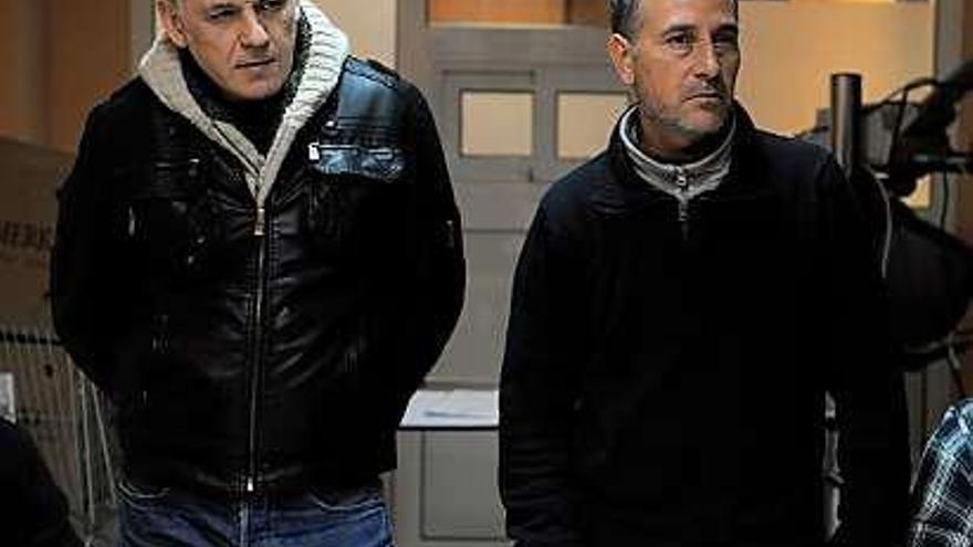 Francisco Javier Ayerdi y Francisco Gallardo, ayer, en la sede ovetense de la Corriente Sindical de Izquierdas.