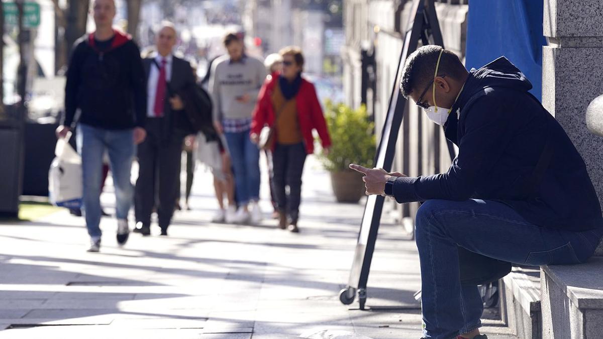 Un hombre con mascarilla, este lunes, en Madrid.