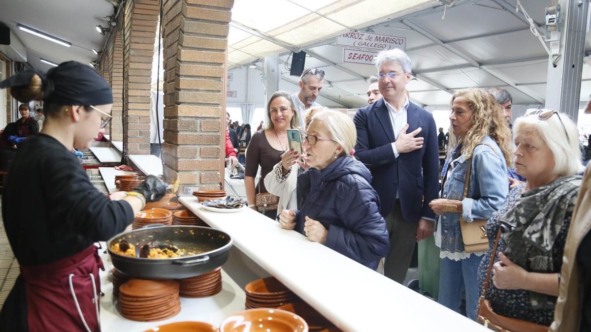 Cacabelos y Carmela Silva visitaron los puestos de preparación del marisco.