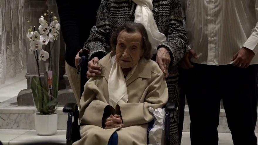 La supercentenaria española Angelina Torres celebra su 112 cumpleaños en la Sagrada Familia