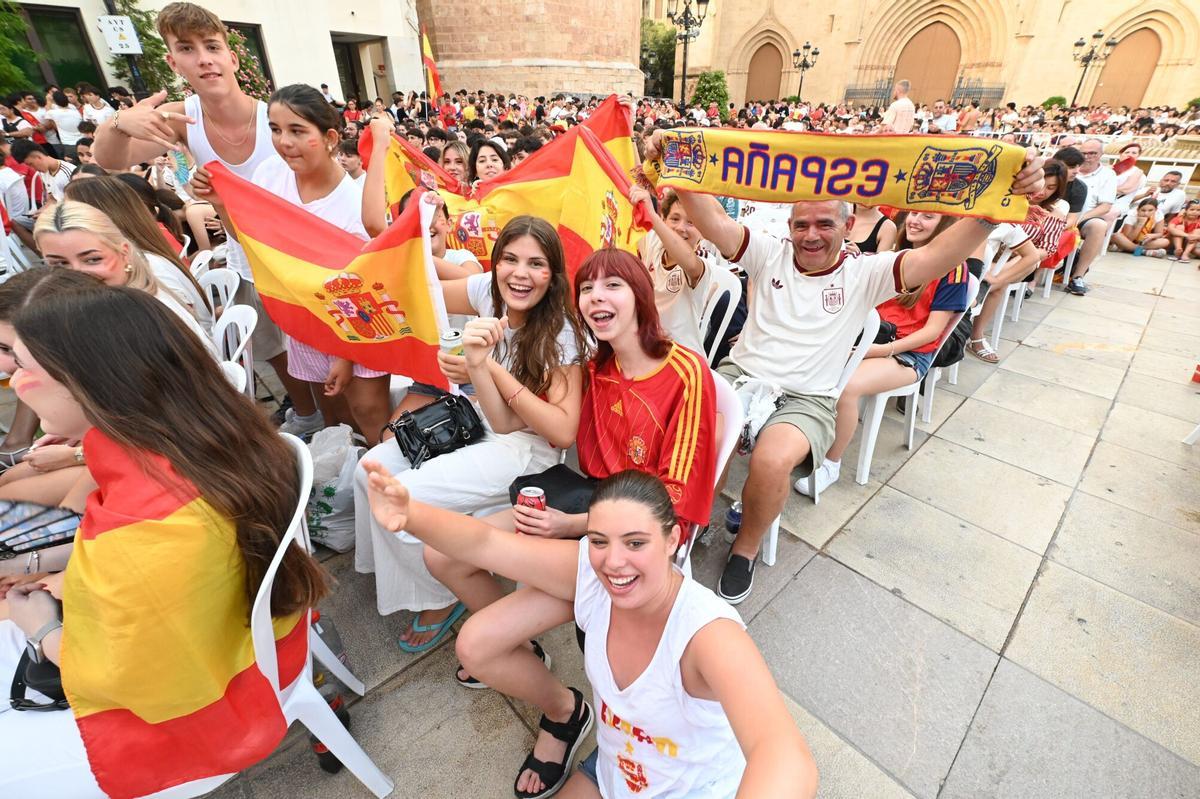 Los aficionados vibran desde la Plaza Mayor. Los aficionados vibran desde la Plaza Mayor.