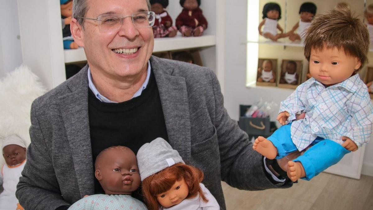 Rivas, con muñecas inclusivas de la empresa Miniland que triunfan por el mundo. | JUANI RUZ