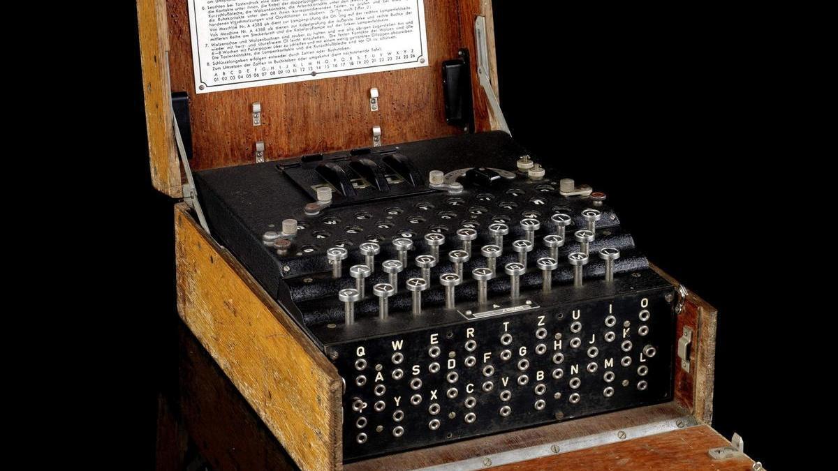La máquina Enigma fue un invento electromecánico de aspecto similar a una máquina de escribir.