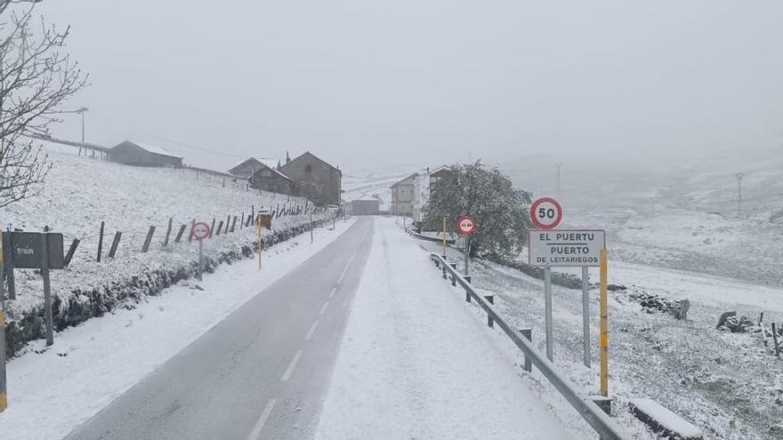 El invierno se resiste: regresa la nieve al Puerto de Leitariegos
