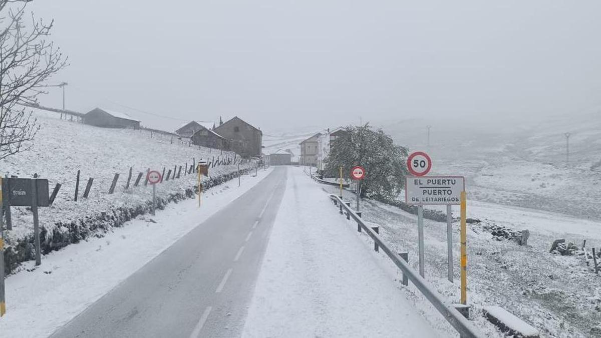 Entrada al Puerto de Leitariegos totalmente nevado esta mañana.