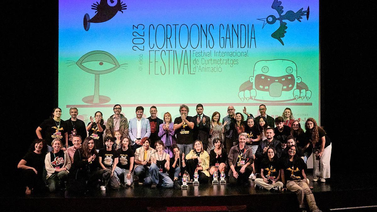Foto final del festival con los premiados, autoridades y organizadores en el Teatre Serrano
