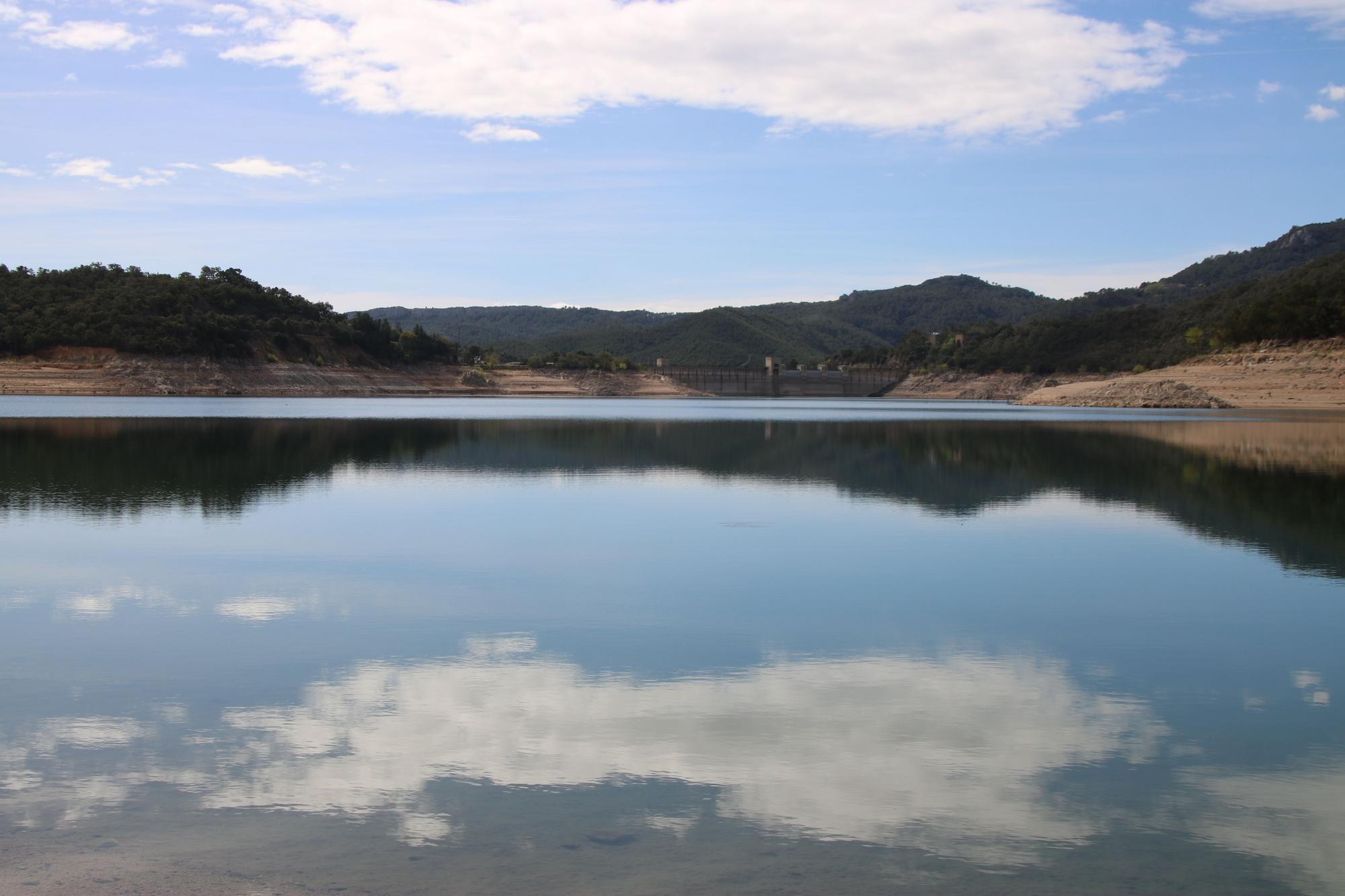 L'embassament de Boadella amb menys de la meitat d'aigua que pot tenir, el 21 d’abril del 2023.