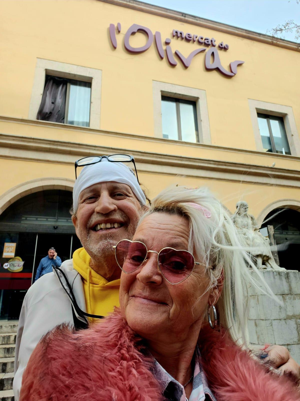 Thommy Schmelz und Kathrin Mermi-Schmelz vor dem Olivar-Markt in Palma.