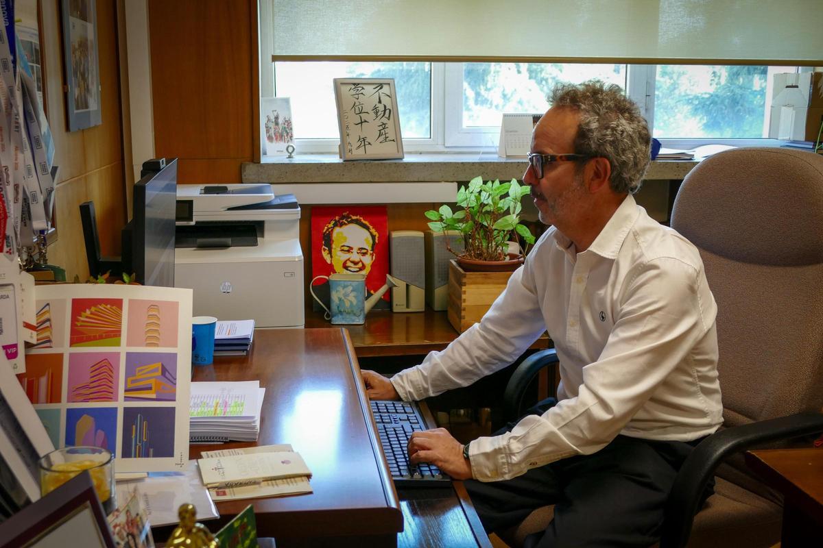 Víctor Sardá en su despacho en la facultad de Arquitectura Técnica de la UPM